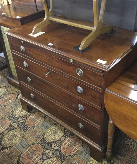 Mahogany Georgian chest of drawers with brushing slide